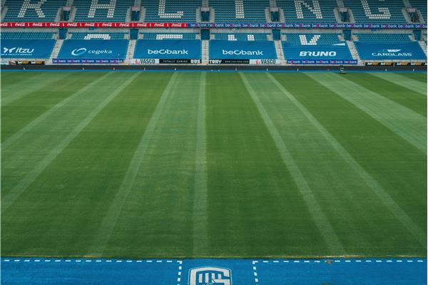 Aanleg hoofdveld in Grassmaster met blauwe kunstgras uitloopstroken (2018), 4 kunstgrasvelden (2021, 2020, 2011, indoor 2012) en 2 natuurgrasvelden (2012) - Sportinfrabouw NV